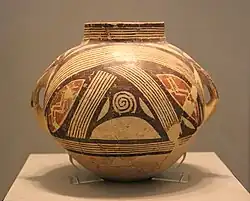 Recipiente de barro con decoración polícroma, Dímini, Magnesia, Neolítico Final o Tardío (5300-3300 a. C.). Cerámica; altura: 25 cm, diámetro en el borde: 12 cm; Museo Arqueológico Nacional de Atenas.).