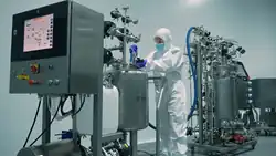 Una persona utilizando un sistema de limpieza CIP