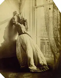 Clementina Hawarden; su hija Clementina Maude con gesto dramático y teatral de desesperación, 1862-3.
