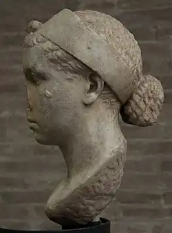 Vista de perfil de la Cleopatra del Vaticano.