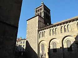 Basílica de Nuestra Señora del Puerto en Clermont-Ferrand.