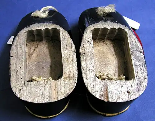 Un par diferetente desde abajo. Lados de laca negra, felpa roja hanao, no maegane.