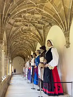 Crujía del claustro, con una exhibición de gigantes empleados en fiestas populares