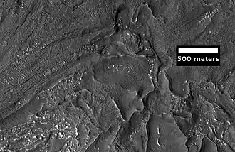 Primer plano del terreno alterado cerca de Reull Vallis, visto por HiRISE. Esta área sería un desafío para caminar.