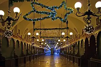 Interior de la lonja de los Paños con los puestos cerrados