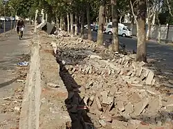 Muro destruido junto al Club Hípico.