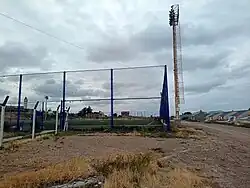 Donde debería estar la vía del ramal al muelle se instaló el club Ferrocarril de Deseado.