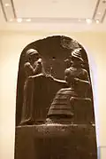 Estela de Hammurabi, con el texto del famoso Código en escritura cuneiforme.