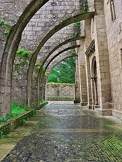 Arbotantes exteriores de Santa María de Sar (apoyos añadidos para compensar el empuje y evitar mayores desplazamientos).