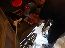 Colodión húmedo. Vertiendo colodión en el interior del laboratorio ambulante.