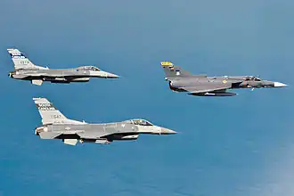 2 F16 de la Guardia Nacional Aérea de Carolina del Sur y un IAI Kfir de la Fuerza Aeroespacial Colombiana en una misión de práctica sobre Colombia