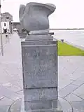 Piedra-monumento a Colón en el paseo español de la ciudad de Galway