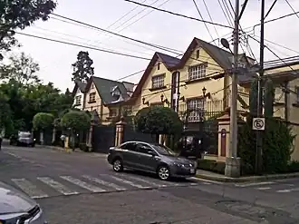 La calle de Francia, que alberga al Club France, y sus residencias de inspiración alpina francesa