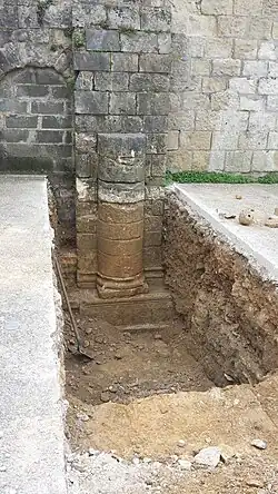 Columna de cimientos del lado meridional de la antigua nave de San Eutropio y acceso al antiguo claustro del priorado