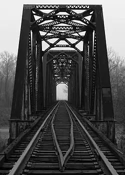Un puente ferroviario con una vía férrea en el condado de Leflore (Mississippi).