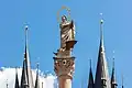 Estatua entre las agujas de la iglesia de Nuestra Señora ante Týn.
