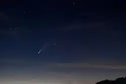 Cometa Neowise al tardecer visto desde España con algunas nubes en color rojo.
