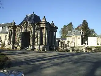 Pabellón de entrada izquierdo.