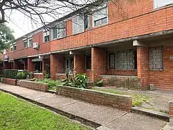 frente de una serie viviendas de ladrillo en Uruguay