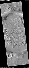Vista ampliada del relleno de un cráter concéntrico, foto por HiRISE