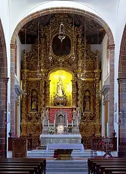 Altar Mayor de la iglesia, destaca en el camarín la imagen de la Inmaculada Concepción, una talla realizada por el escultor Fernando Estévez.
