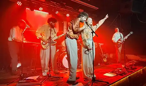 La banda Novembre Elèctric sobre el escenario de uno de sus conciertos celebrado en la sala Moby Dick de Madrid, el 22 de febrero de 2025.