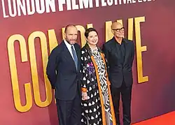[[Ralph Fiennes]], [[Isabella Rossellini]] y [[Stanley Tucci]], en el [[Festival de Cine de Londres]], en 2024.
