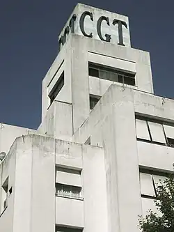 Fotografía del edificio de la Confederación General del Trabajo de la República Argentina, tomada desde la esquina del establecimiento, desde abajo hacia la cúpula de la institución, destacándose las siglas C.G.T. que se encuentran en un tamaño grande.