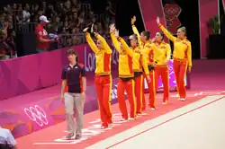 El equipo español saludando al público tras finalizar la competición.