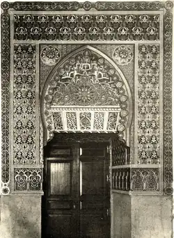 Puerta de la antesala al Salón de Concilios (Constantin Uhde, 1888).