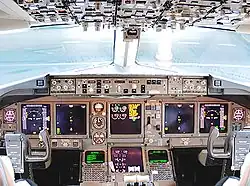 EICAS de un Boeing 767-400 al centro