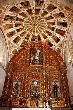 Altar mayor bajo cúpula aplanada o caída