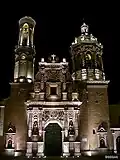 Vista nocturna de la fachada del Convento de Guadalupe