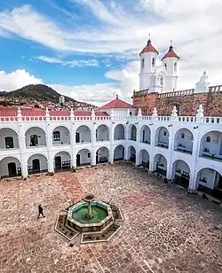 Patio del Convento, rodeado por cuatro crujías con claustros