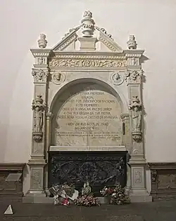 Sepulcro de Rosalía de Castro en el interior de la iglesia