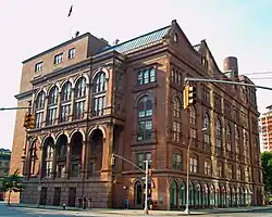 El edificio de la Fundación Cooper Union ha marcado el extremo norte de la plaza desde 1859