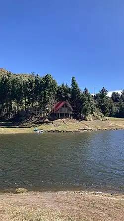 Cabaña en la orilla de la laguna.