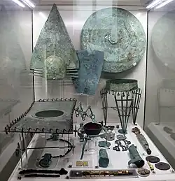 Ajuar funerario de la tumba masculina 871 de la necrópolis de Casal del Fosso, circa 730-720 a. C.