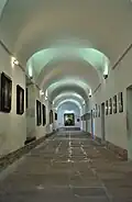 Corredor en el museo histórico del Convento de San Carlos Borromeo (al fondo cuadro de San Martín).