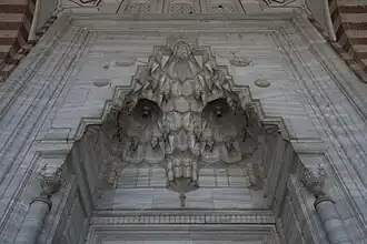 Portal de entrada con muqarnas en la mezquita de Selim en Edirne (final del siglo XVI, época otomana)