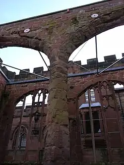 Tirantes y placas de anclaje en las ruinas de la Catedral de Coventry, Reino Unido