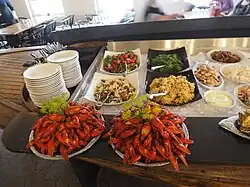 Un buffet de cangrejos en el restaurante Tukkutorin kala en Kalasatama, Helsinki, Finlandia