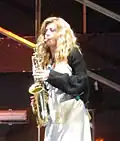 Benedicta Boccoli con suio sax; Crimes of the heart, Teatro San Babila, a Milán, 1 de mayo 2015.