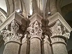 Diversos capiteles de la serie «O mundo terrenal» en Santiago de Compostela