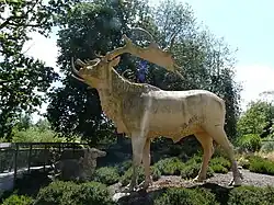 Escultura de Megaloceros en el Crystal Palace Park.