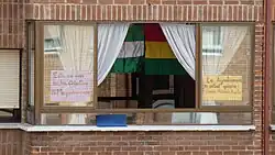 Balcón de un domicilio de Pamplona con carteles que instan a quedarse en casa