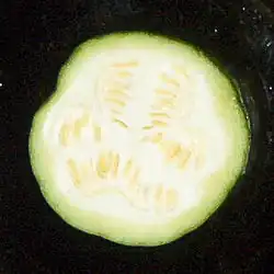 Pulpa blanca, fruto comprado en el mercado (2014). En la descripción de 1947 la "pulpa" es amarilla, color que se conserva sólo en unas pocas variedades "de campo".