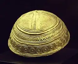 Escudilla (cuenco) en oro repujado del yacimiento de Axtroki (Escoriaza (Guipúzcoa), (siglo I a. C.).