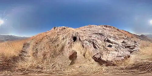 Foto panorámica de la Cueva y ojo de agua en la ladera sur del Cerro.