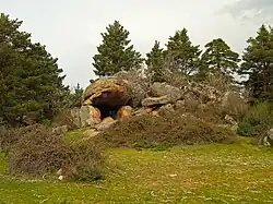 Cueva del Monje, situada a pocos kilómetros en la sierra, es protagonista en la leyenda de Casarás y toma nombre de uno de sus protagonistas